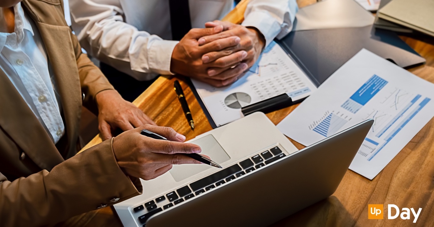 Consulenti aziendali che danno indicazioni