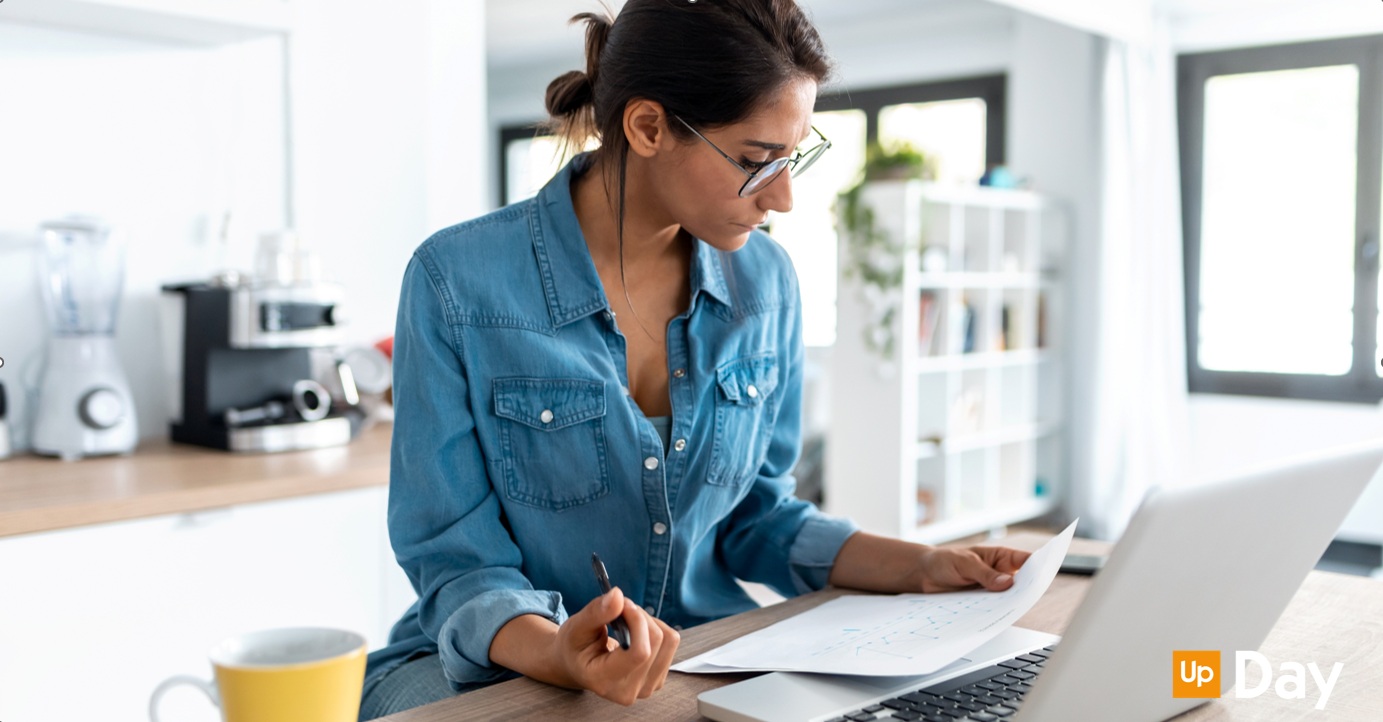 Una ragazza che lavora in smart working da casa