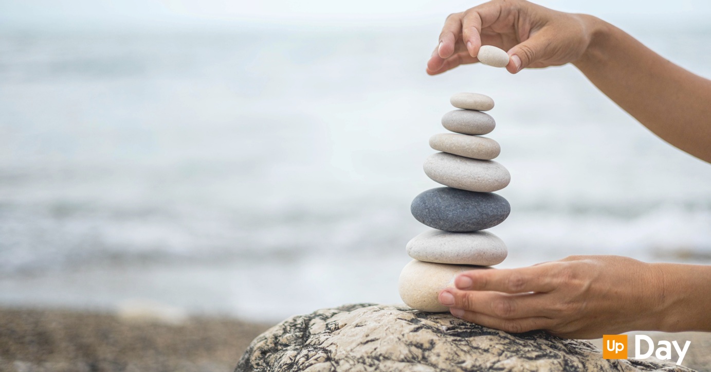 Business Ethics mani che raccolgono tanti piccoli sassi