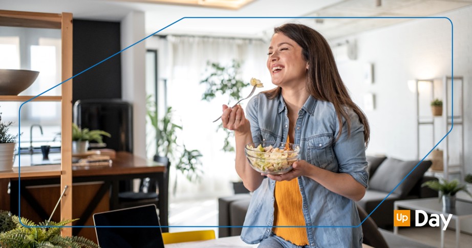 Smart working e alimentazione sana una ragazza che pranza a casa