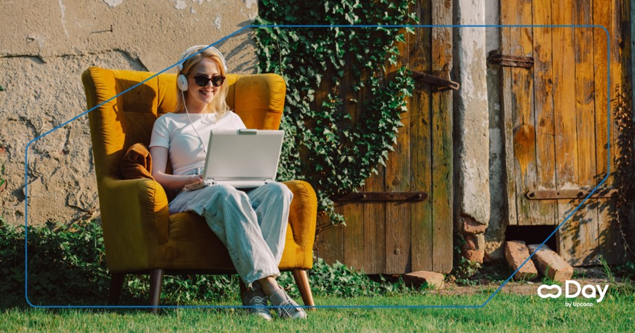 nomadi digitali, una ragazza che lavora in una zona verde