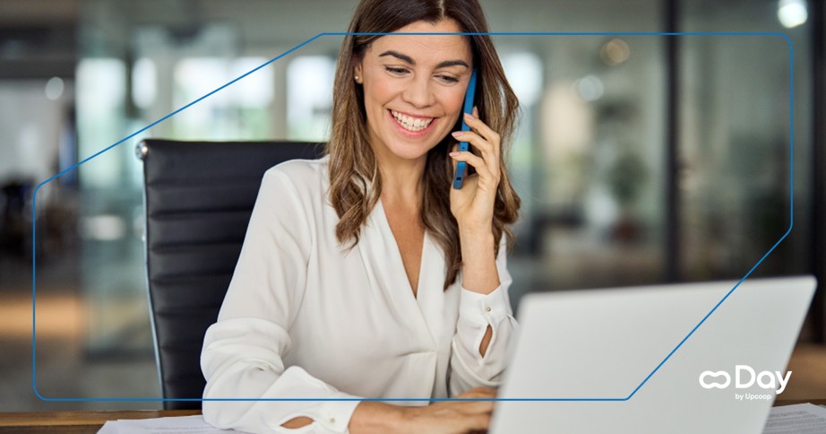 Una assicuratrice al telefono, per il rinnovo del ccnl ANIA