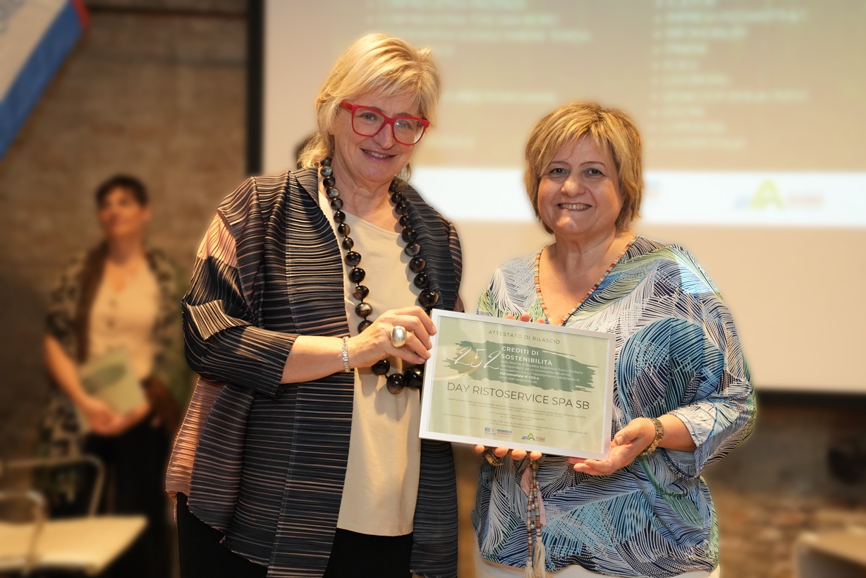Monica Salmi ritira l'attestato dei crediti di sostenibilità Appennino Tosco Emiliano