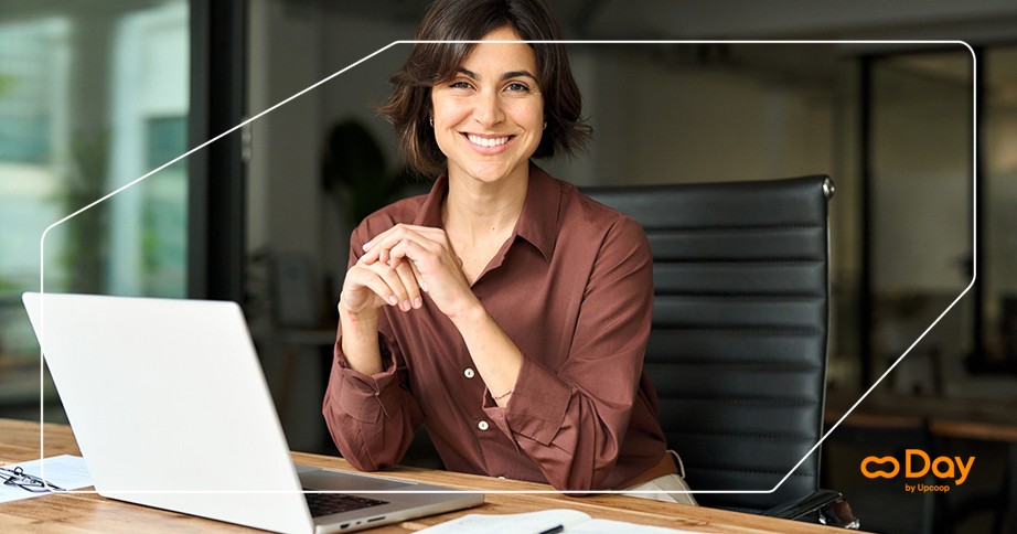 una hr sorridente che lavora al computer