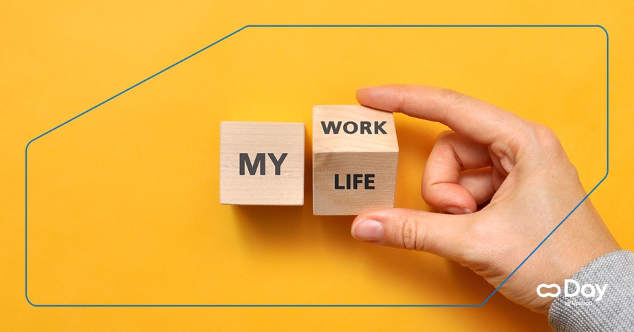 una mano che gira dei dadi per passare da work a life balance
