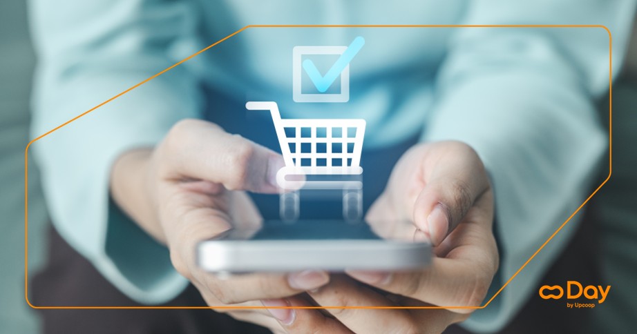 una utente che naviga dayshop sullo smartphone